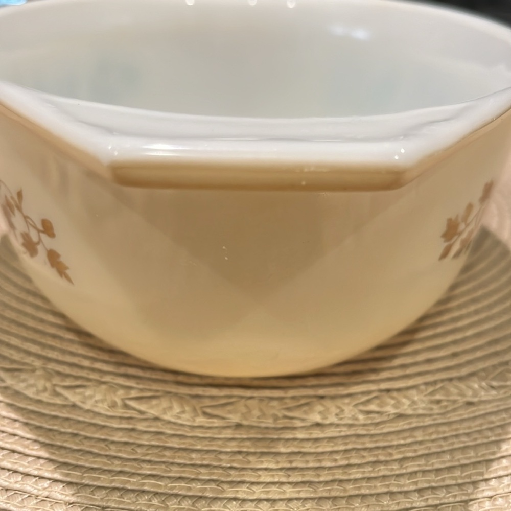 Pyrex Golden Acorn Casserole Dish and Lid - Picture 5 of 11